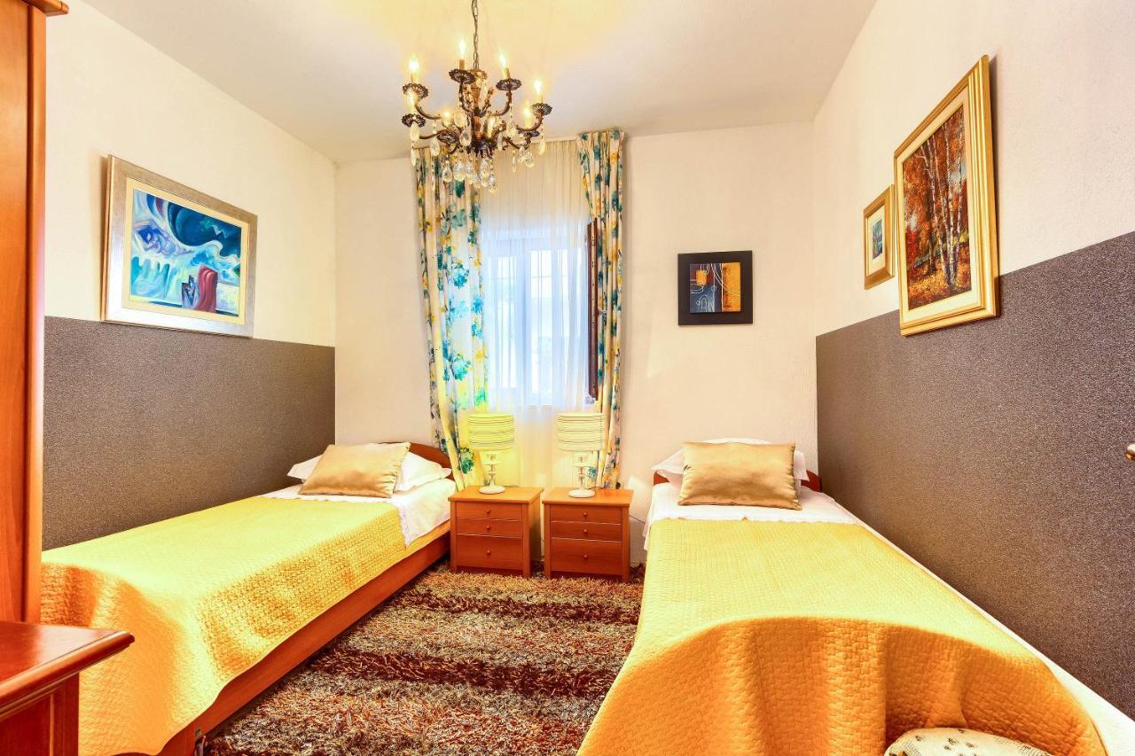 Family Friendly Seaside Apartments Rogoznica - 2010 외부 사진